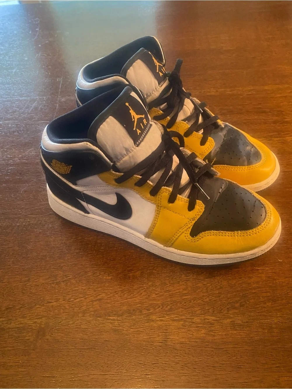 Air Jordan 1 Mid Yellow Black White Basketball sneakers  youth 5Y DQ8423-701 EUC